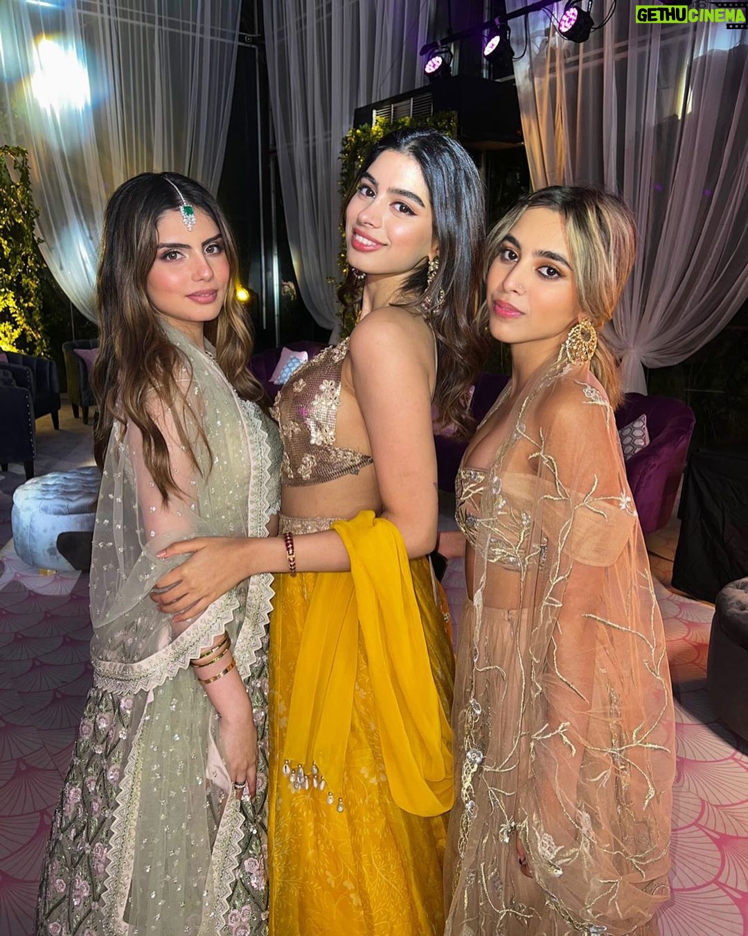 Khushi Kapoor Instagram - Everyone’s favourite trio🤍👼🏼
