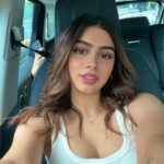 Khushi Kapoor Instagram - Is there anything more embarrassing than making eye contact with people while taking car selfies🥲