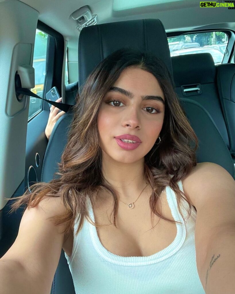 Khushi Kapoor Instagram - Is there anything more embarrassing than making eye contact with people while taking car selfies🥲