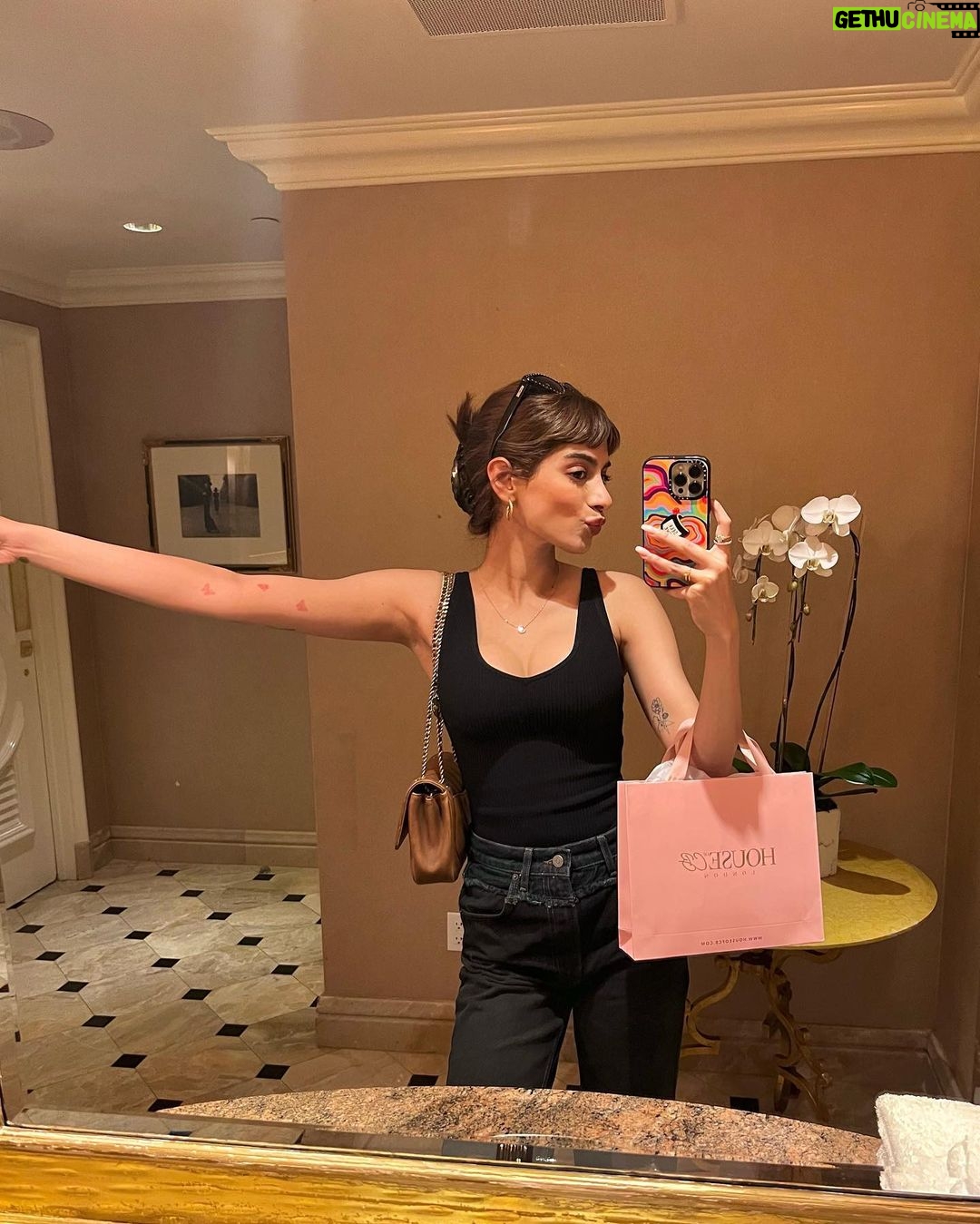 Khushi Kapoor Instagram - Did u really go to La if you havenāt posted a picture of palm trees on your Instagramš„²