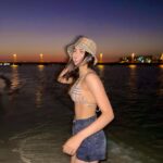 Khushi Kapoor Instagram - 99 problems but the beach ain’t one🕺🏻