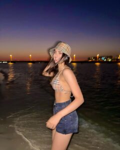 Khushi Kapoor Instagram - 99 problems but the beach ain’t one🕺🏻