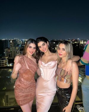 Khushi Kapoor Instagram - 🥳