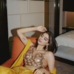 Khushi Kapoor Instagram - 💛 @arpita__mehta @tanghavri @shriramhariramjewellers @prithvipictures