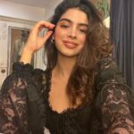 Khushi Kapoor Instagram - Me outside vs. Me inside👀