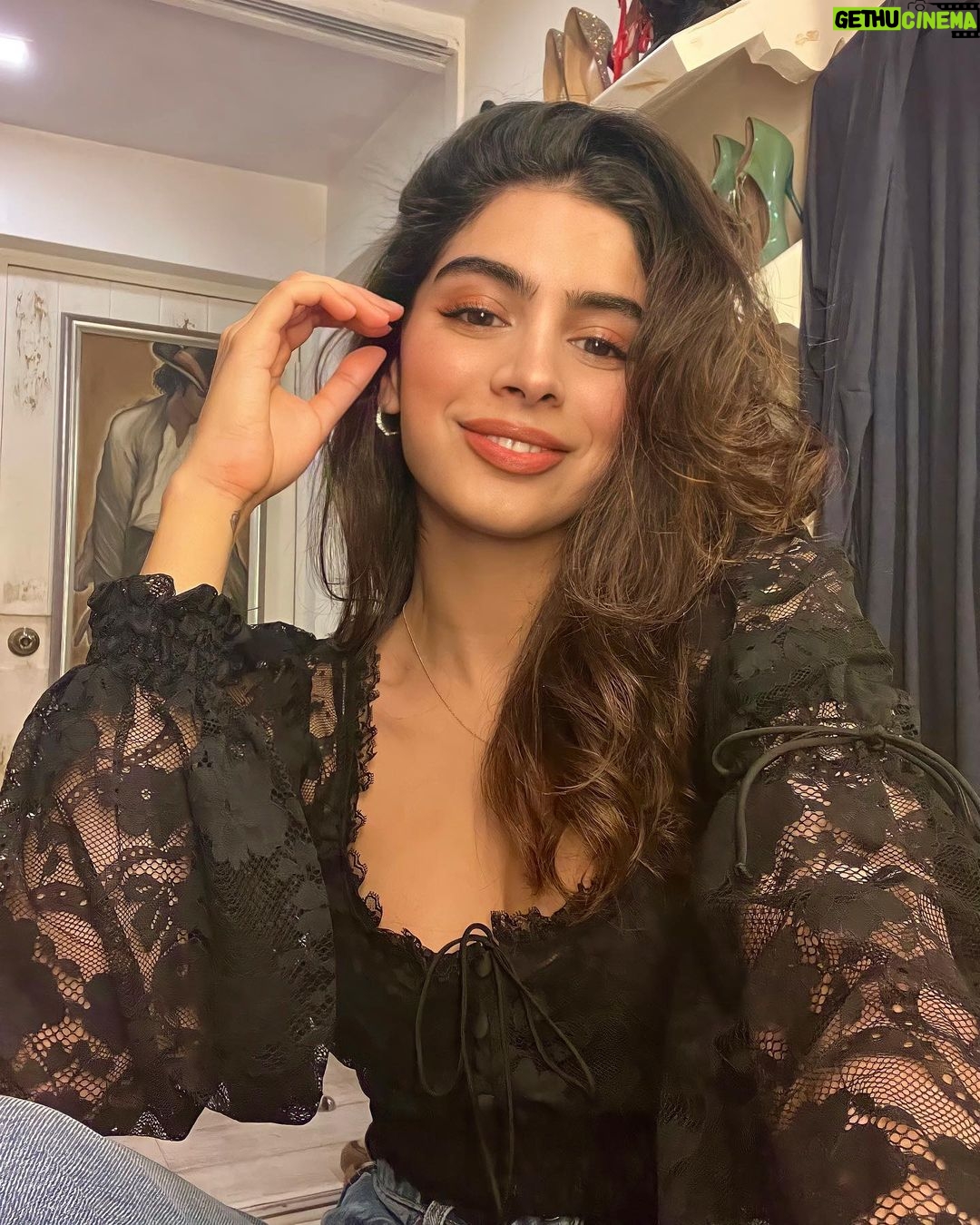 Khushi Kapoor Instagram - Me outside vs. Me insideđź‘€