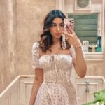 Khushi Kapoor Instagram - Mandatory bathroom selfies👀✌🏼