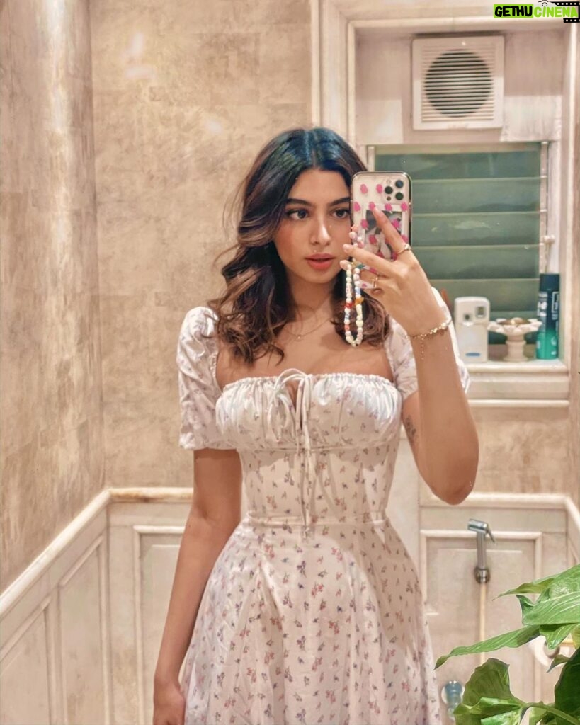 Khushi Kapoor Instagram - Mandatory bathroom selfies👀✌🏼