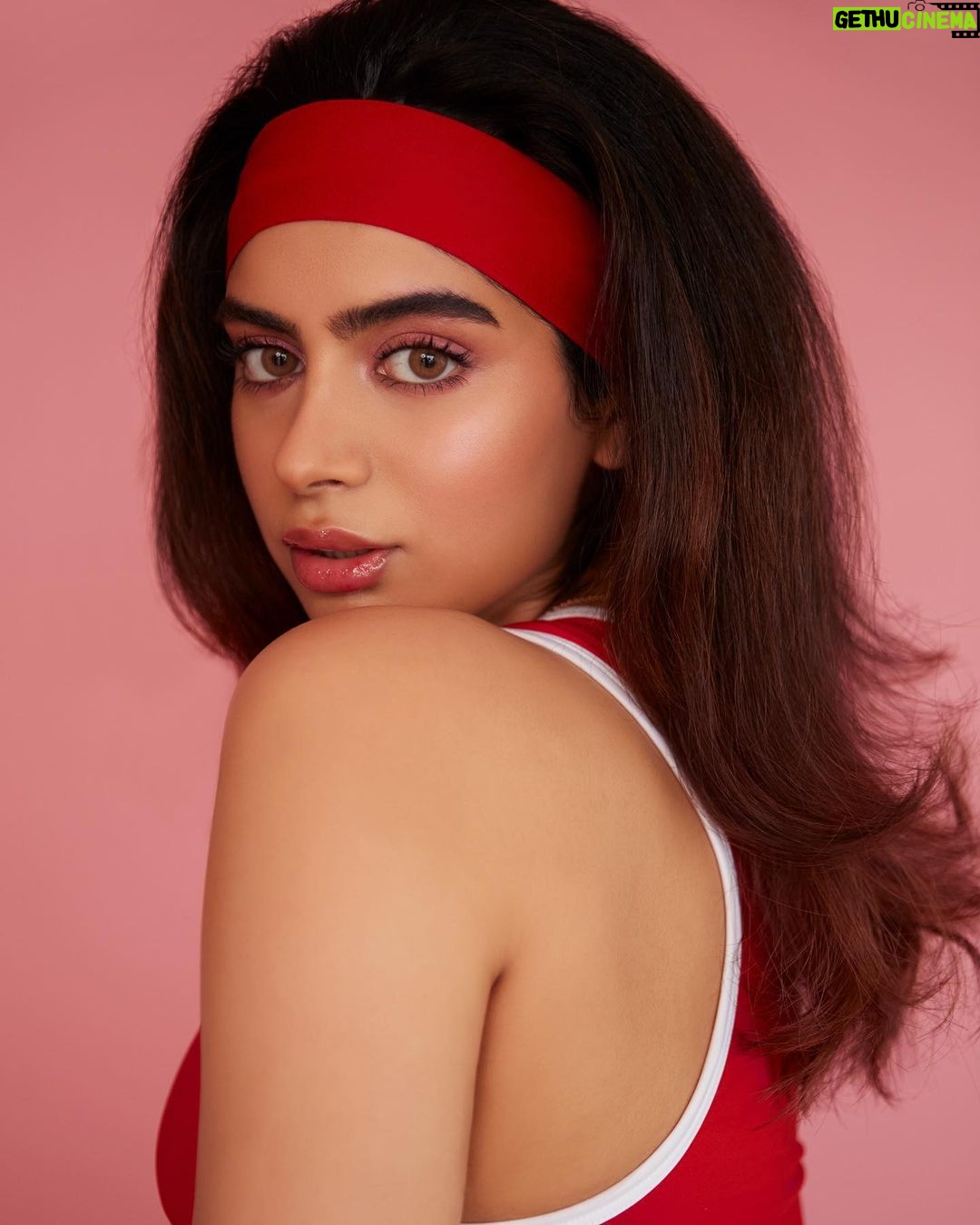 Khushi Kapoor Instagram - A series❤️🩹 Outfit deets🍒: Sports bra: @zara Jewels: @inezeofficial Shorts: @myriad_activewear Styled by @spacemuffin27 Hair by @marcepedrozo Makeup by @sonamdoesmakeup Shot by @sashajairam Set by @riidawg