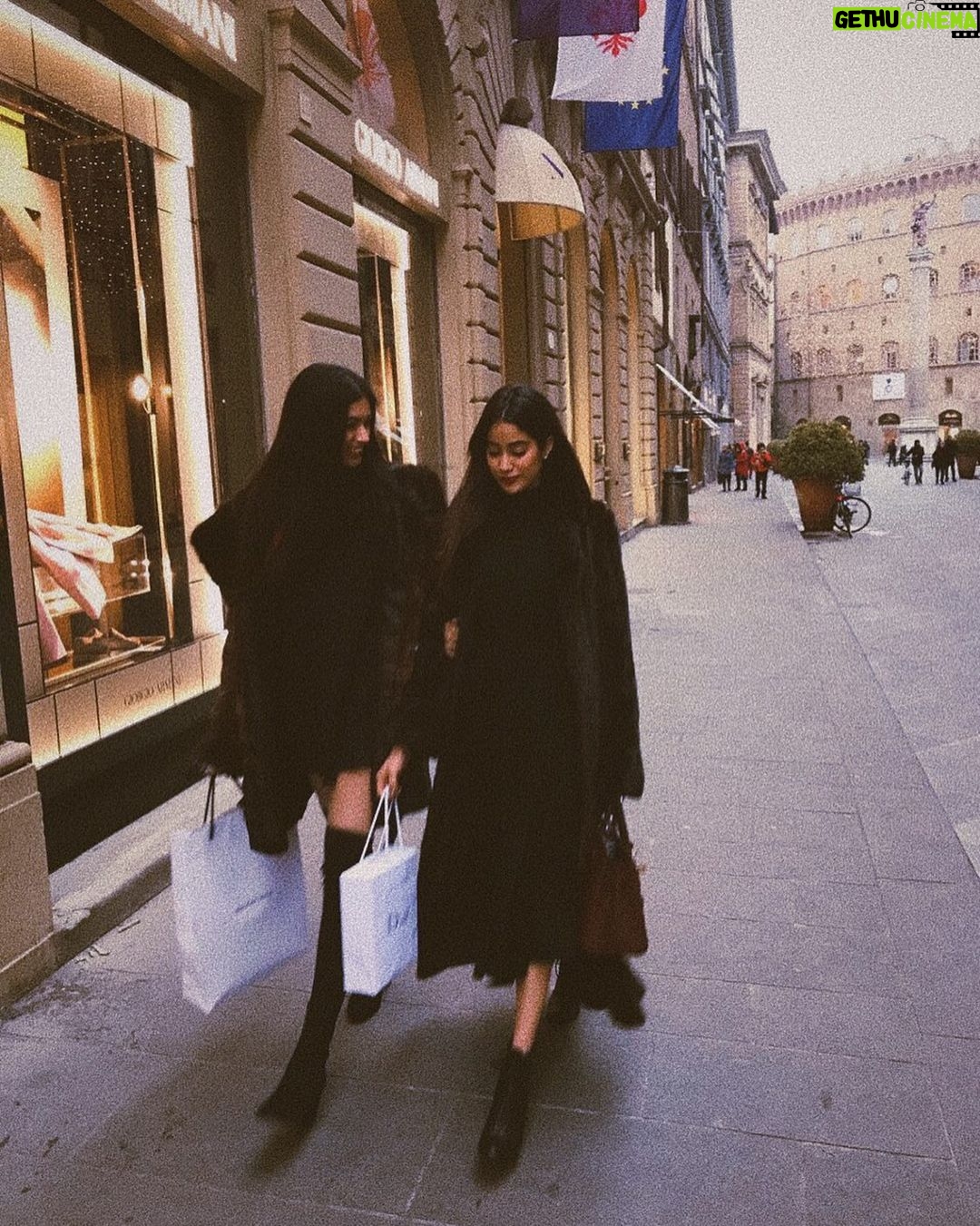 Khushi Kapoor Instagram - Happy bday to my favourite person. I love you the most❤️ happy 23rd (still in shock you’re not actually still 12)