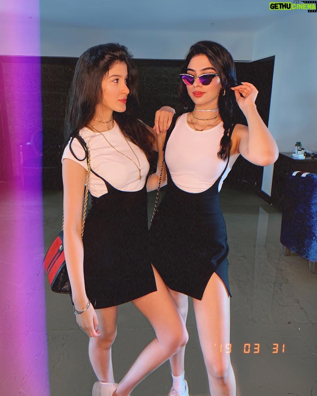Khushi Kapoor Instagram - 👯♀️sista sista