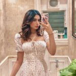 Khushi Kapoor Instagram - Mandatory bathroom selfies👀✌🏼