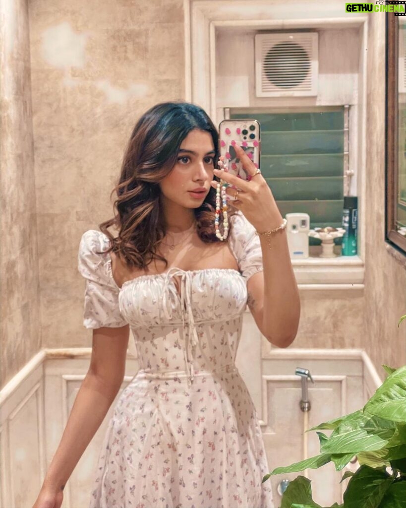 Khushi Kapoor Instagram - Mandatory bathroom selfies👀✌🏼