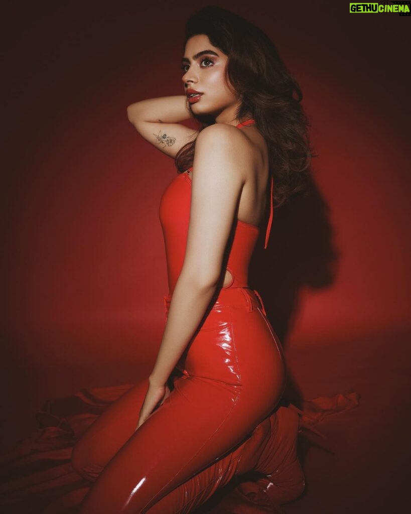 Khushi Kapoor Instagram - Outfit creds🌹: Swimsuit: @ookioh Jewellery: @rafthelabel Pants: @houseofcb Boots: @louboutinworld Styled by @spacemuffin27 Assisted by @jill_lalka Creative by @riidawg Hair by @marcepedrozo Makeup by @sonamdoesmakeup Shot by @sashajairam