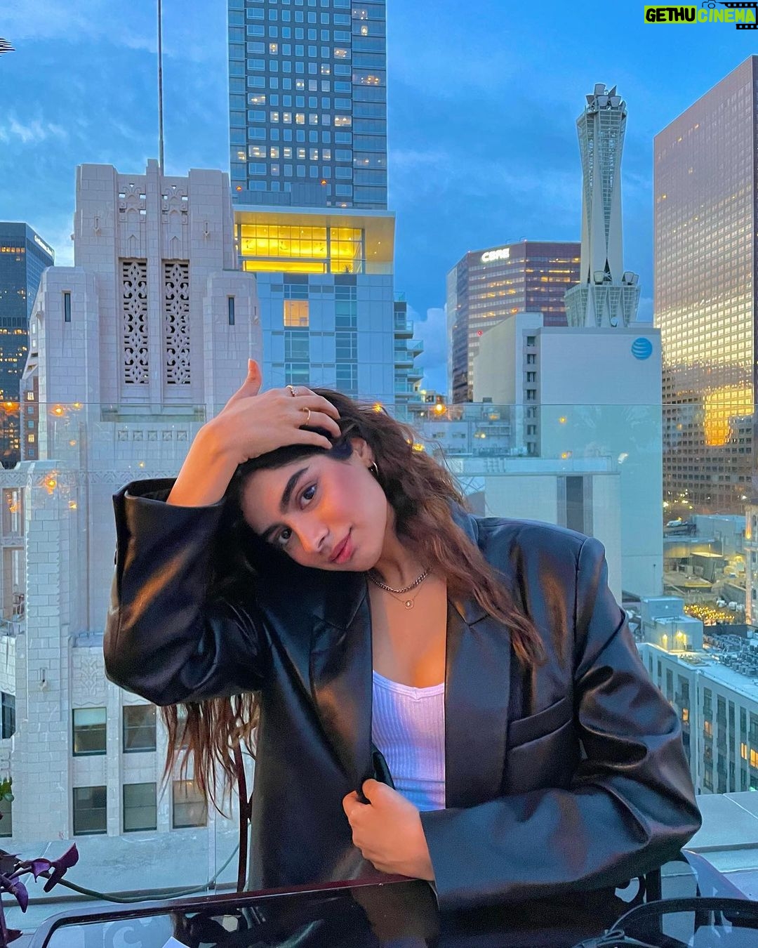 Khushi Kapoor Instagram - Cotton candy sky☁️
