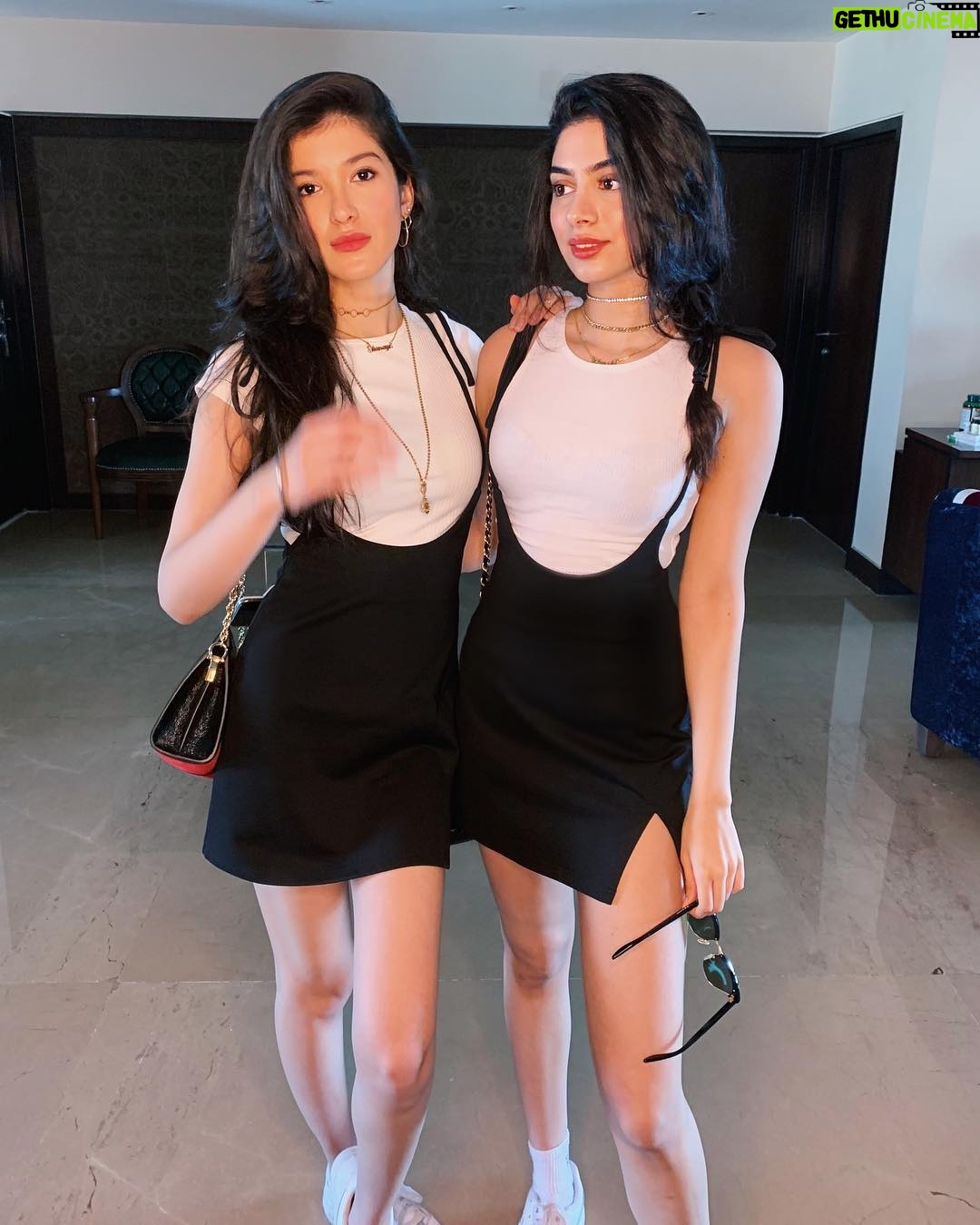 Khushi Kapoor Instagram - 👯♀️sista sista