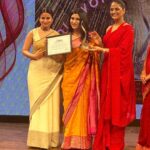Konkona Sen Sharma Instagram - Honoured to receive the Laadli Media Award for Gender Sensitivity in cinema alongside real heroes and pioneers like Bhanwari Devi, Vimla Patil, Aruna Raje, Nadira Babbar and many others! Thank you so much @laadli_pf Oh hi prettiest Chief Guest @rasikadugal ♥️ 📷: @urvashizala 😘😘 HMU: @themakeupwaley @nirabahadur