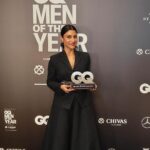 Konkona Sen Sharma Instagram - Thrilled to have received the GQ Men of the Year Award in this especially tailored suit by @who_wore_what_when 🖤🖤 Jewellery- @goldenwindow Bag - @fizzygoblet Hmu- @makeupbyvirja Photography- @harneshjoshi @gqindia #gqmoty