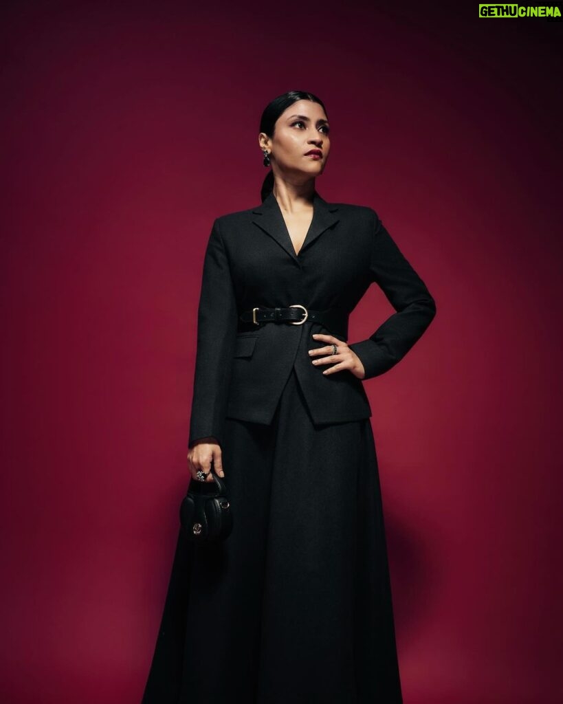 Konkona Sen Sharma Instagram - Thrilled to have received the GQ Men of the Year Award in this especially tailored suit by @who_wore_what_when 🖤🖤 Jewellery- @goldenwindow Bag - @fizzygoblet Hmu- @makeupbyvirja Photography- @harneshjoshi @gqindia #gqmoty