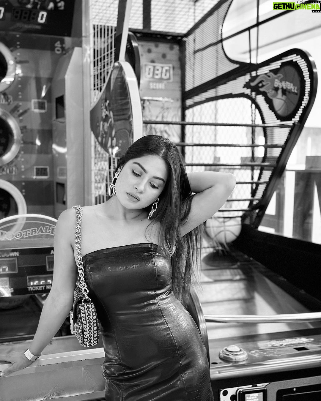 Krishna Mukherjee Instagram - Back to Black 🖤