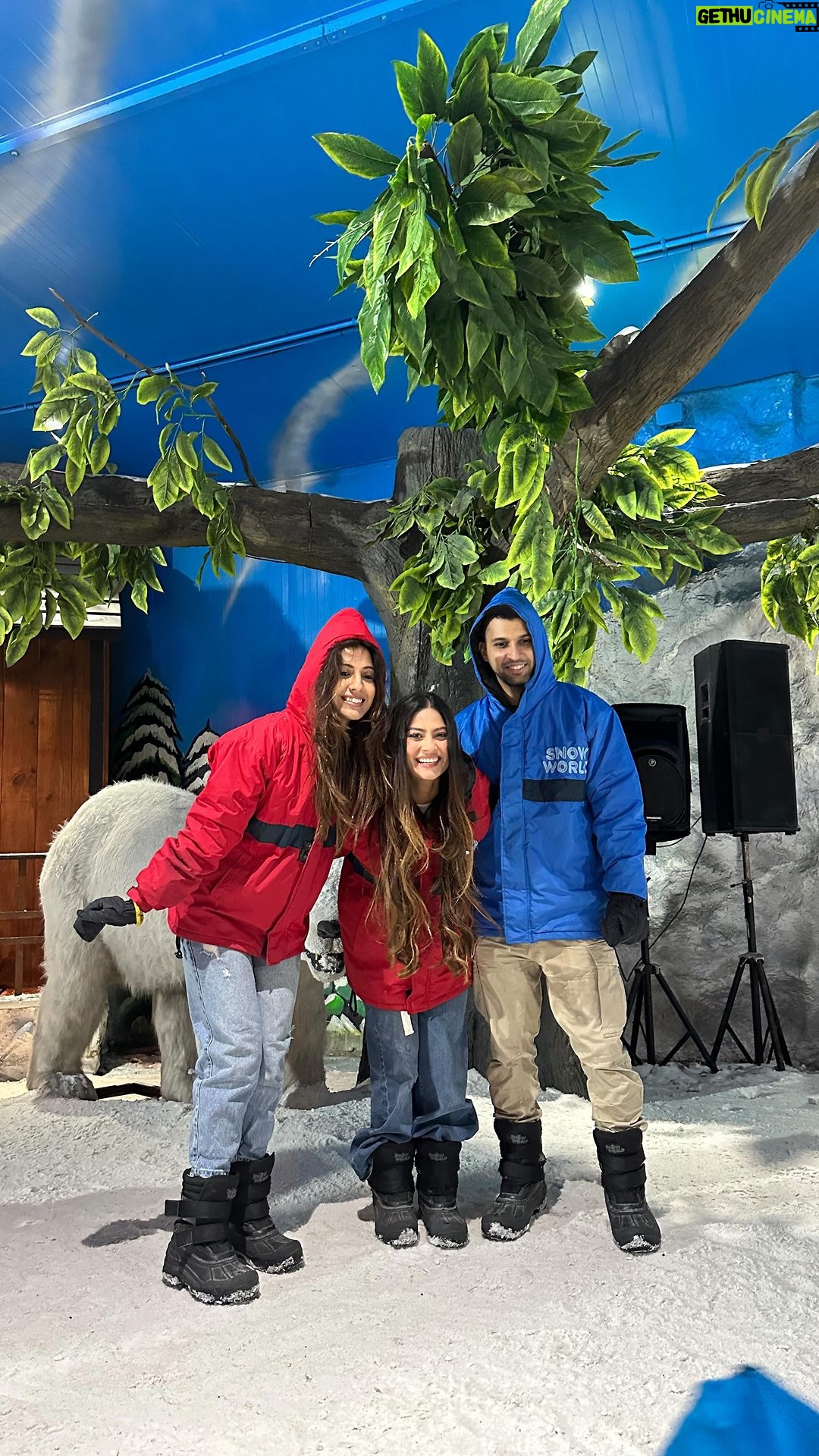 Krishna Mukherjee Instagram - Dombivali Iceland 🇮🇸 with my family 😂