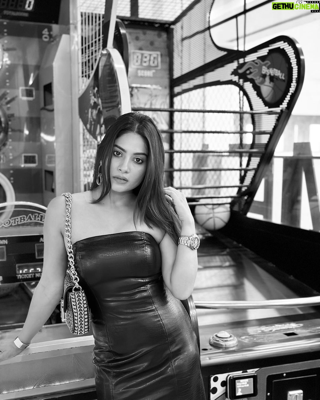 Krishna Mukherjee Instagram - Back to Black 🖤