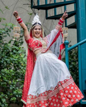 Krishna Mukherjee Instagram - Bachpan se na Mujhe Shaadi karne ka Bada shauk tha by god 🤪
MUA - @sakshigupta_makeup_studio 
Styleby- @stylebysugandhasood 
Jewellery- @madhubanbymanubhai 
Captured by - @israniphotography 
For Making it happen - @diapers_and_lipsticks