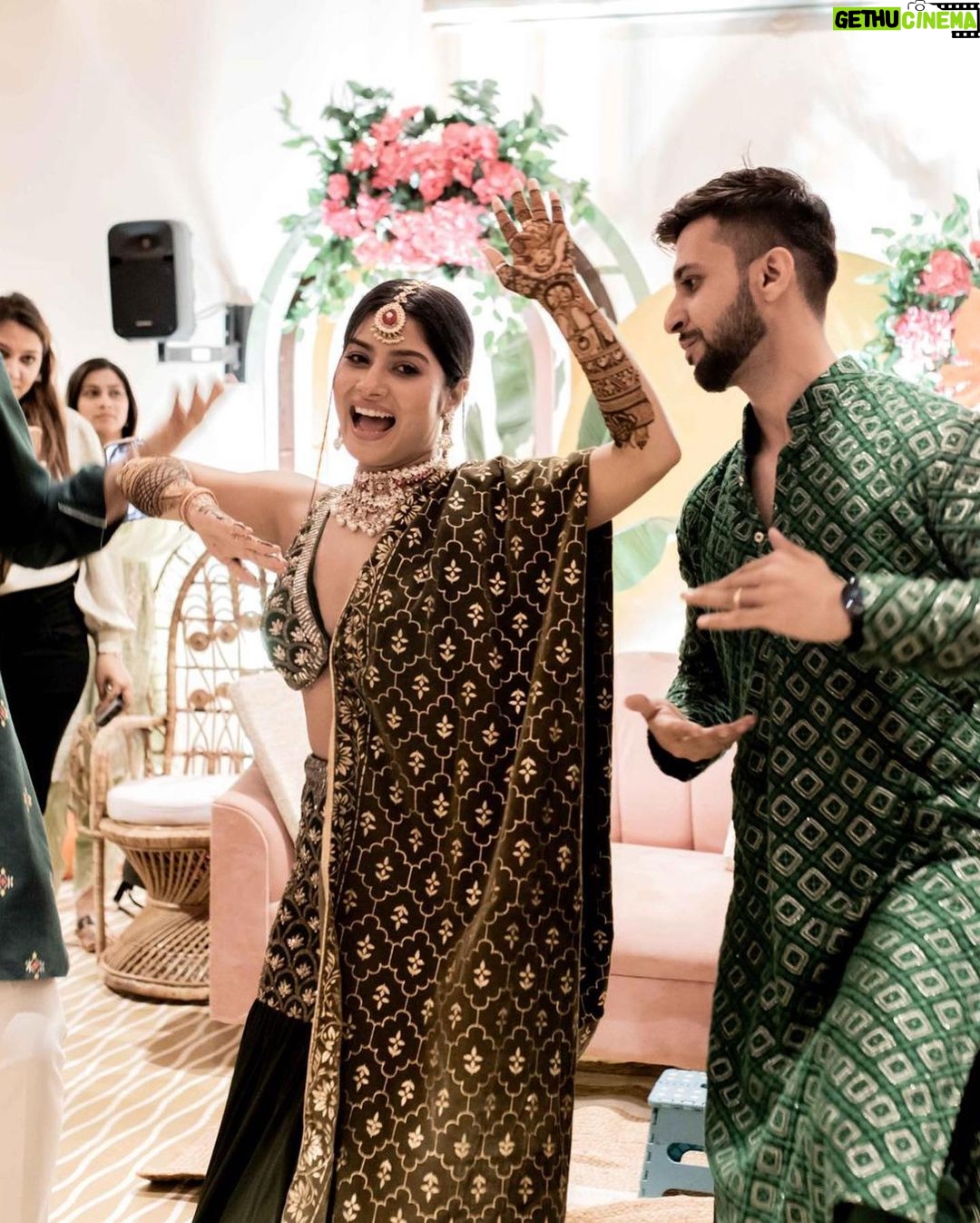 Krishna Mukherjee Instagram - And some more 💚 Friends&Family