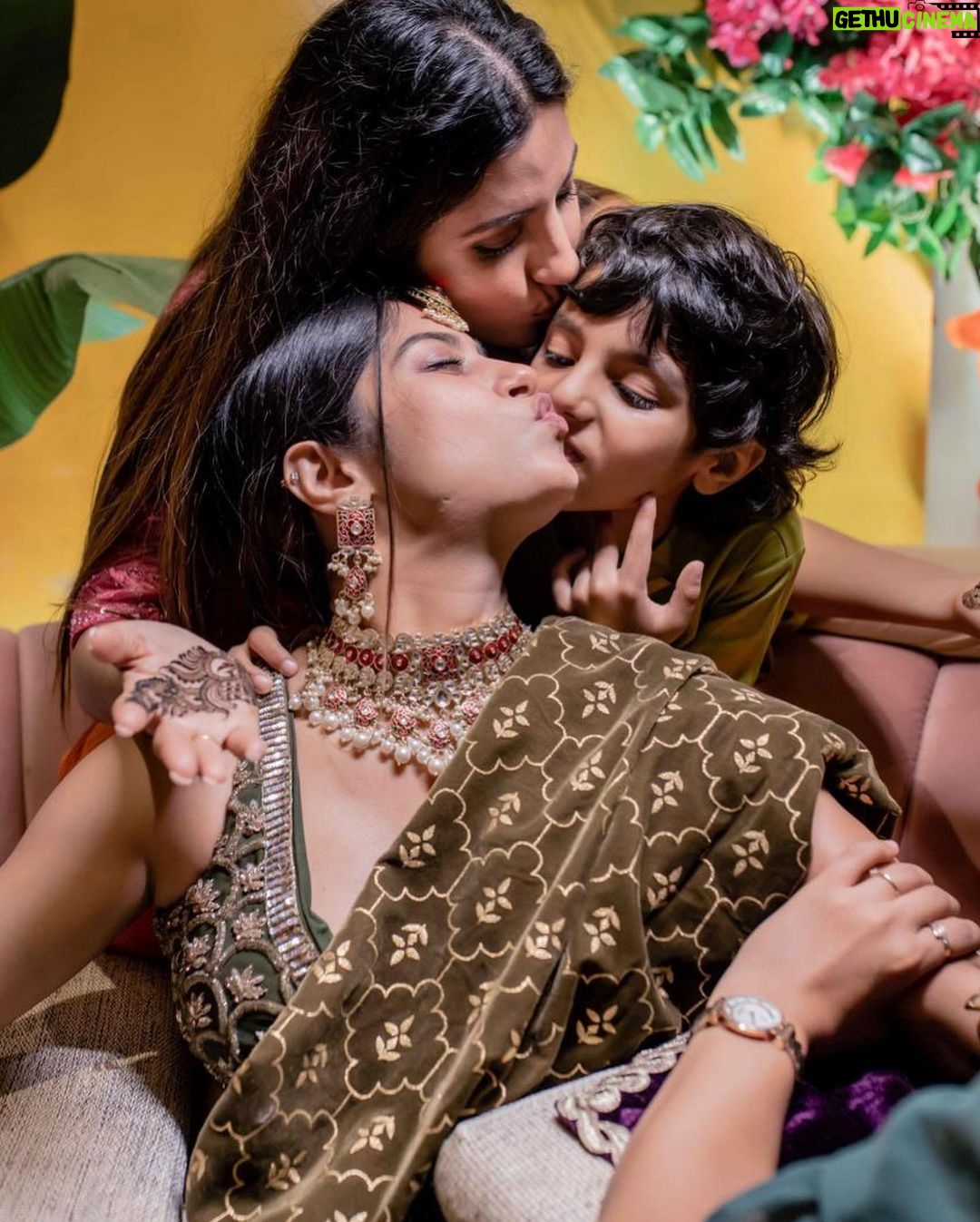 Krishna Mukherjee Instagram - And some more 💚 Friends&Family