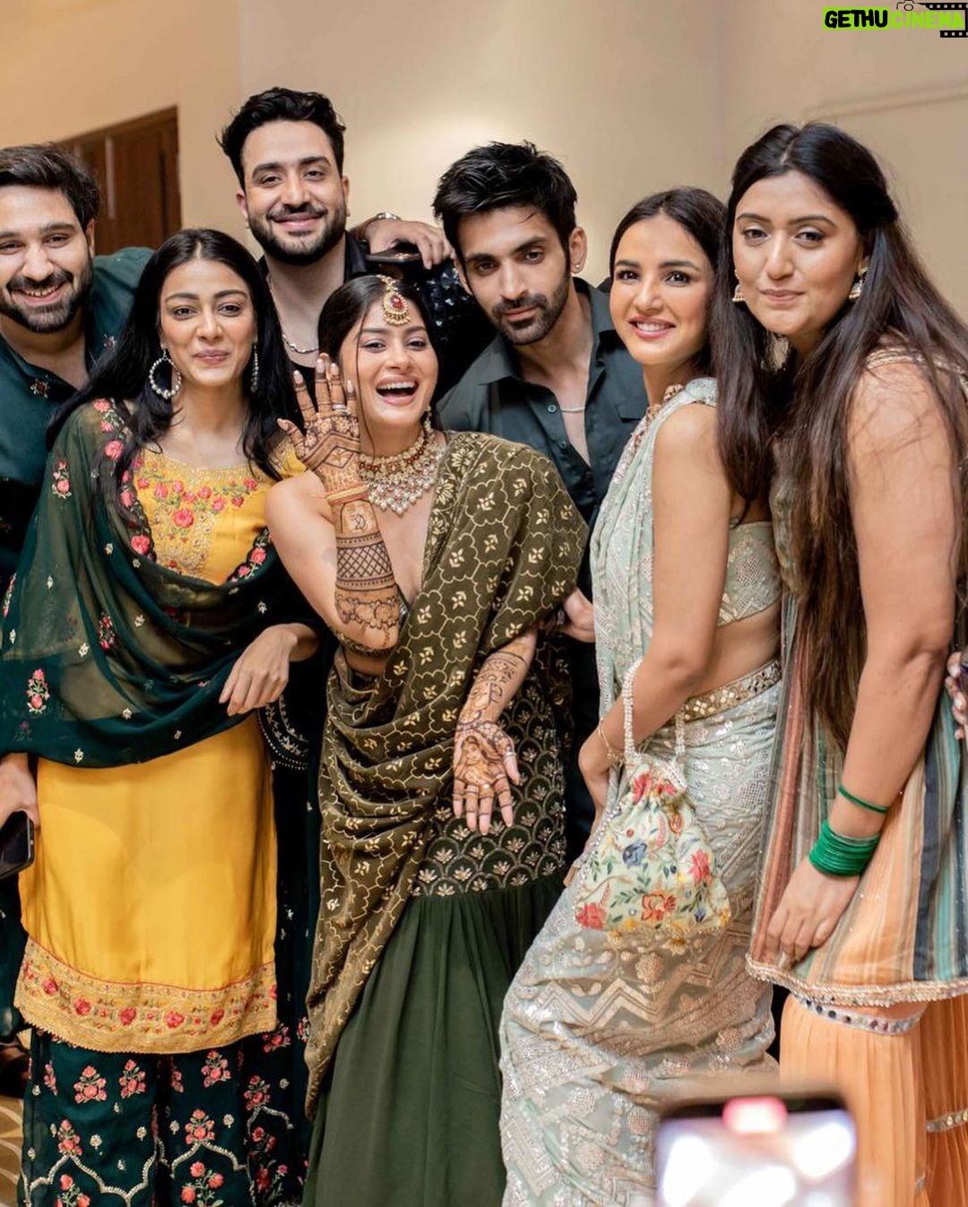 Krishna Mukherjee Instagram - And some more 💚 Friends&Family