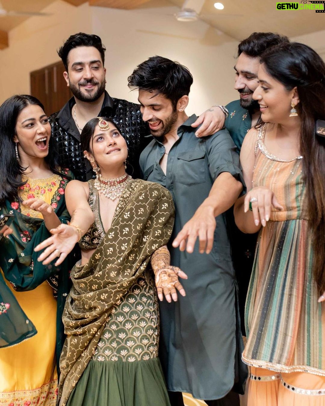 Krishna Mukherjee Instagram - And some more 💚 Friends&Family