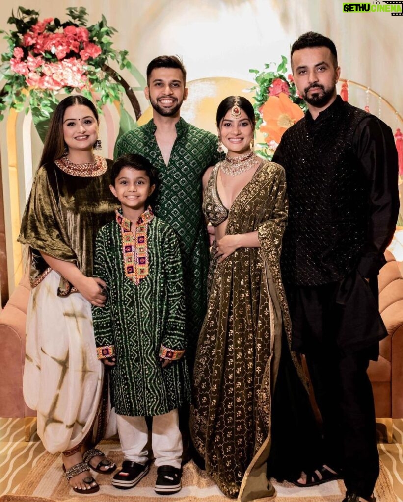 Krishna Mukherjee Instagram - And some more 💚 Friends&Family