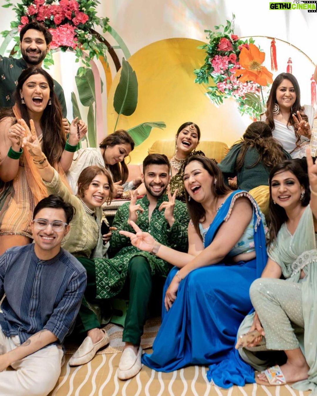 Krishna Mukherjee Instagram - And some more 💚 Friends&Family