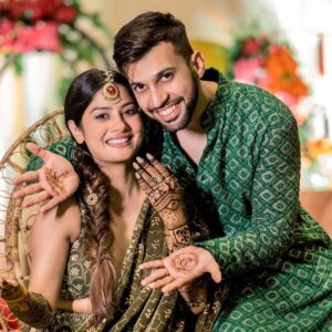 Krishna Mukherjee Instagram - Humari Mehndi 💚

Mehndi- @pinkymehndiart @bhavnamehndiartist 
Captured by- @israniphotography 
Style by- @stylebysugandhasood
Event&decor- @jestbeauevents011