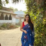 Krishna Mukherjee Instagram – Wrapped In Tradition, Draped In Grace. 

Saree from Shantiniketan ♥️