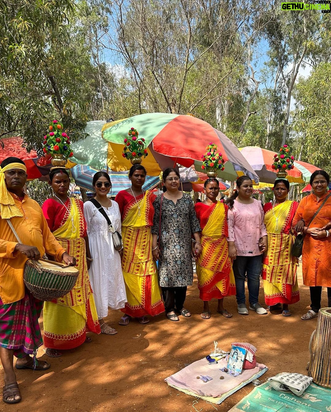 Krishna Mukherjee Instagram - Amader Choto Nodi amader chhoto nodi chole bake bake boishakh maashe tay hnatu jol thake. paar hoe jay goru, paar hoy gaari - dui dhaar unchu taar, dhalu taar paari. By- Ravindra Naath Thakur Shantiniketan , Bolpur