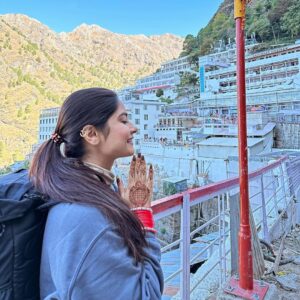 Krishna Mukherjee Instagram - Jai Mata Di 🙏🏻♥️

I have been planning to visit Maa for years but twice it got canceled after booking the tickets 😄 Many times I did not have anyone to go with me and the last time literally a day before I fell sick 😅 
Now I realise Maa wanted me to come with chikki @navigators_life_ ♥️ and i vividly remember last time when I went, I prayed for a baby for my sister and then within a year Rudraksh was born🙏🏻 I also remember asking Maa for a life partner who will love me unconditionally and Maa answered my prayers 🙏🏻🙏🏻 I am so grateful and thankful for everything you have given me ♥️ Main jo bhi Hu Aapki Wajha se Hu 🙏🏻 Zor Se bolo Jai Mata Di🙏🏻 Blessings For Everyone ♥️