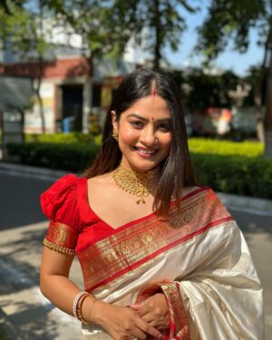 Krishna Mukherjee Instagram - Shubho Bijoya priti o Shubheccha 🙏🏻🥰
Happy Dussehra to everyone 🫶🏻#duggadugga