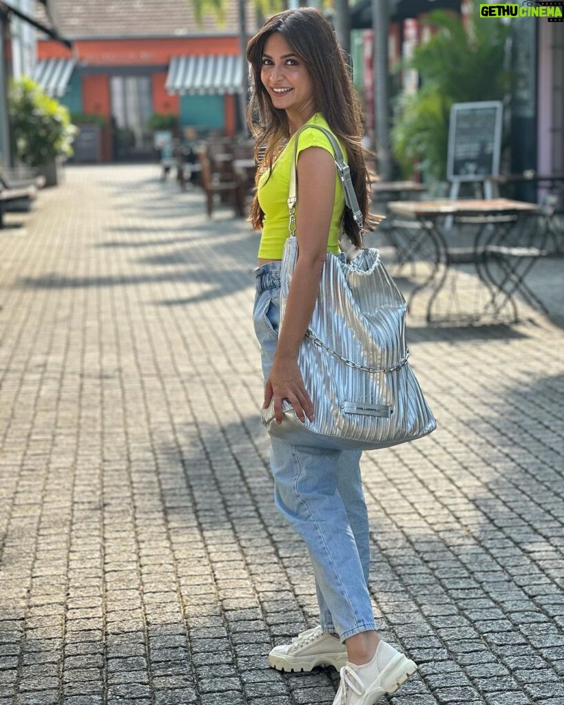 Kriti Kharbanda Instagram - My kinda travel! Always with a big bag coz I carry my home with me, lifting my spirits with bright Colors and the most amazing friends who take the best pictures of me! ♥♥ #traveldiaries #birthdayweek #kktravels #whatsinmybag