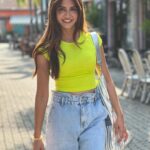 Kriti Kharbanda Instagram – My kinda travel! 
Always with a big bag coz I carry my home with me, lifting my spirits with bright Colors and the most amazing friends who take the best pictures of me! ♥️♥️

#traveldiaries #birthdayweek #kktravels #whatsinmybag