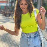 Kriti Kharbanda Instagram - My kinda travel! Always with a big bag coz I carry my home with me, lifting my spirits with bright Colors and the most amazing friends who take the best pictures of me! ♥️♥️ #traveldiaries #birthdayweek #kktravels #whatsinmybag