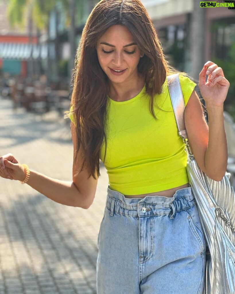 Kriti Kharbanda Instagram - My kinda travel! Always with a big bag coz I carry my home with me, lifting my spirits with bright Colors and the most amazing friends who take the best pictures of me! ♥️♥️ #traveldiaries #birthdayweek #kktravels #whatsinmybag