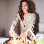 Kriti Kharbanda Instagram - Khao piyo khush raho! Happy #worldfoodday 🍔 🍣 🫓 🍕 . . #pehlepetpoojaphirkaamdooja #mondaymotivation 📸 @kartikkher