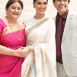 Kriti Sanon Instagram - Zameen badli nahi, toh aasmaan badal gaya.. 🥰 When we are in a moment, its very rare that we know that its gonna be one of the best moments of our lives.. yesterday felt like that!🥹❤️🥰 Had my loved ones around.. missed you Nups @nupursanon , Dinoo, @laxman.utekar sir and the team of Mimi! ❤️❤️ had them in my heart! Feeling so much Gratitude! 🙏🏻❤️