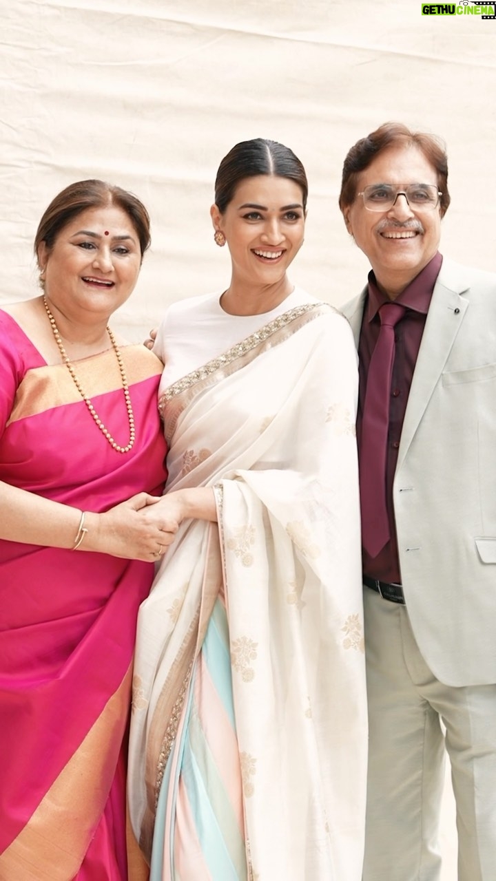 Kriti Sanon Instagram - Zameen badli nahi, toh aasmaan badal gaya.. 🥰 When we are in a moment, its very rare that we know that its gonna be one of the best moments of our lives.. yesterday felt like that!🥹❤️🥰 Had my loved ones around.. missed you Nups @nupursanon , Dinoo, @laxman.utekar sir and the team of Mimi! ❤️❤️ had them in my heart! Feeling so much Gratitude! 🙏🏻❤️