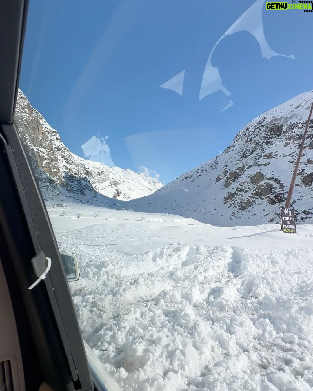 Kriti Sanon Instagram - Manali.. You are beautiful! π Its a Schedule wrap for #DoPatti !! βοΈ Cold weather, Warm hearts! βοΈβ€οΈ Passionate souls trying to create some magic while making memories! π¦π¦ Such a fulfilling schedule, all thanks to a great team! ππ»βοΈβ€οΈ @beatnikbob5 @martratassepp you guys killed it! π«Άπ»ππ»π #DoPatti @bluebutterflyfilmsofficial @kathhapictures @kanika.d @netflix_in