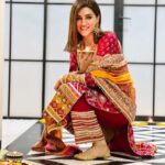 Kriti Sanon Instagram - Diwali dump! 💥❤️😍🪔 Lights, colours, flowers, punjabi food and lots of love & warmth! ❤️