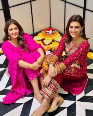 Kriti Sanon Instagram - Diwali dump! 💥❤️😍🪔

Lights, colours, flowers, punjabi food and lots of love & warmth! ❤️