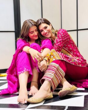 Kriti Sanon Instagram - Diwali dump! 💥❤️😍🪔

Lights, colours, flowers, punjabi food and lots of love & warmth! ❤️
