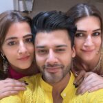 Kriti Sanon Instagram - Diwali dump! 💥❤️😍🪔 Lights, colours, flowers, punjabi food and lots of love & warmth! ❤️